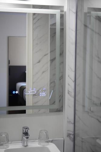 Habitación Superior con cama extragrande del hotel Best Western Le Montparnasse. Foto 5