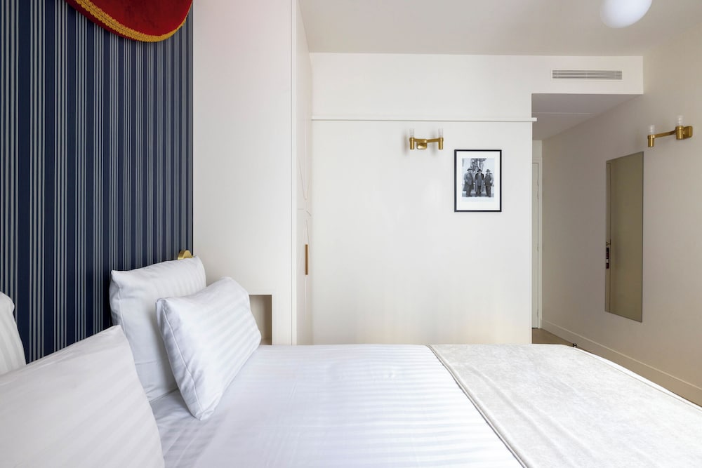 Habitación Familiar, 4 dormitorios, minibar soft de cortesía, bandeja de cortesía, Chromecast, prensa digital del hotel Astra Opéra - Astotel. Foto 1