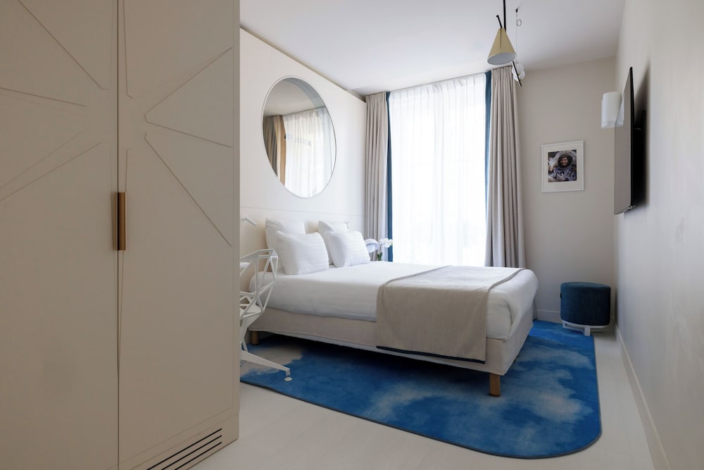 Habitación Familiar, 4 dormitorios, minibar soft de cortesía, bandeja de cortesía, Chromecast, prensa digital del hotel Astra Opéra - Astotel. Foto 3
