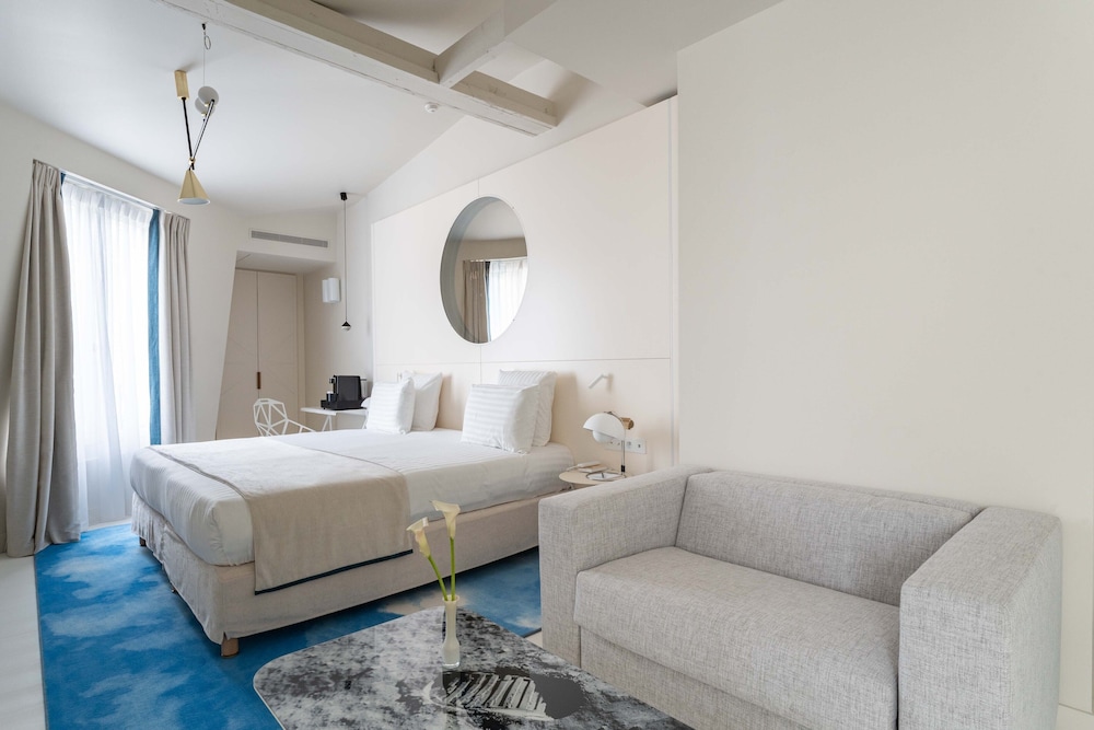 Habitación Ejecutiva - Minibar soft de cortesía, bandeja de cortesía,Chromecast,Prensa digital del hotel Astra Opéra - Astotel