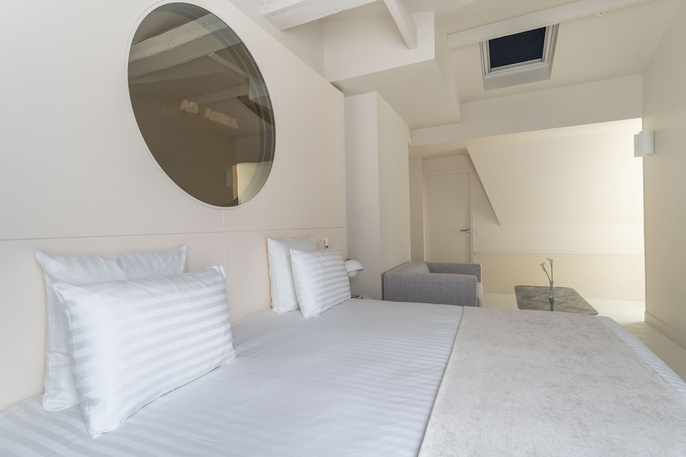 Habitación Ejecutiva - Minibar soft de cortesía, bandeja de cortesía,Chromecast,Prensa digital del hotel Astra Opéra - Astotel. Foto 1