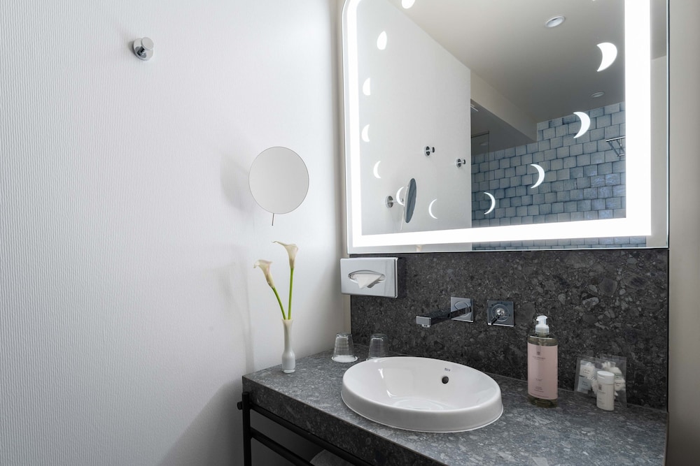 Habitación Triple - Minibar soft de cortesía, bandeja de cortesía,Chromecast,Prensa digital del hotel Astra Opéra - Astotel. Foto 5