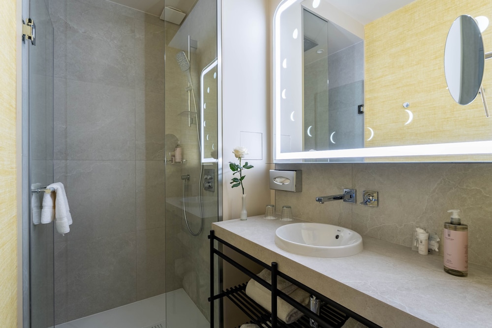 Habitación Familiar, 2 dormitorios, minibar soft de cortesía, bandeja de cortesía, Chromecast, prensa digital del hotel Astra Opéra - Astotel. Foto 3