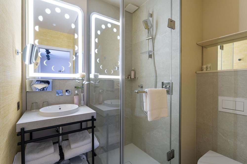 Habitación Familiar, 2 dormitorios, minibar soft de cortesía, bandeja de cortesía, Chromecast, prensa digital del hotel Astra Opéra - Astotel. Foto 4