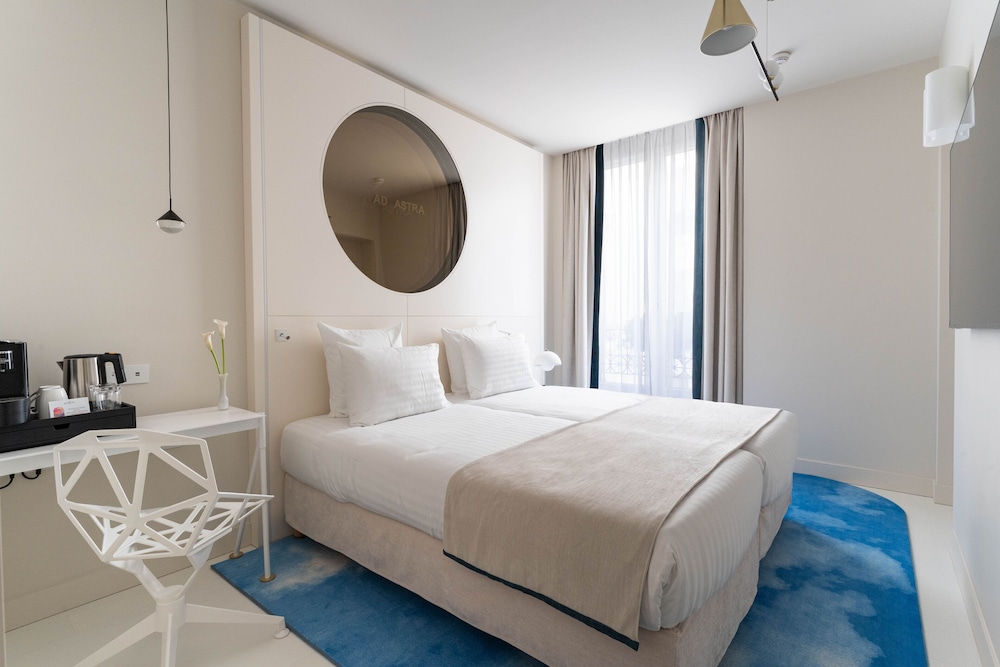 Habitación con camas gemelas - Minibar soft y bandeja de cortesía,Chromecast,Prensa digital del hotel Astra Opéra - Astotel. Foto 1