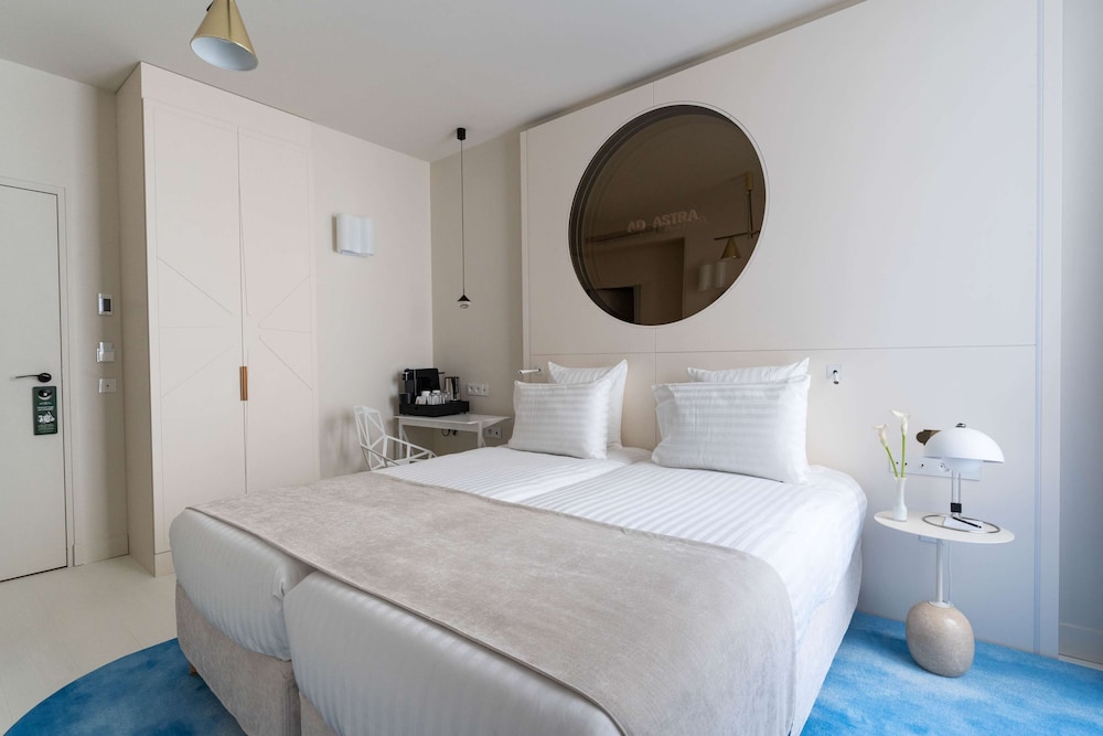 Habitación con camas gemelas - Minibar soft y bandeja de cortesía,Chromecast,Prensa digital del hotel Astra Opéra - Astotel. Foto 2