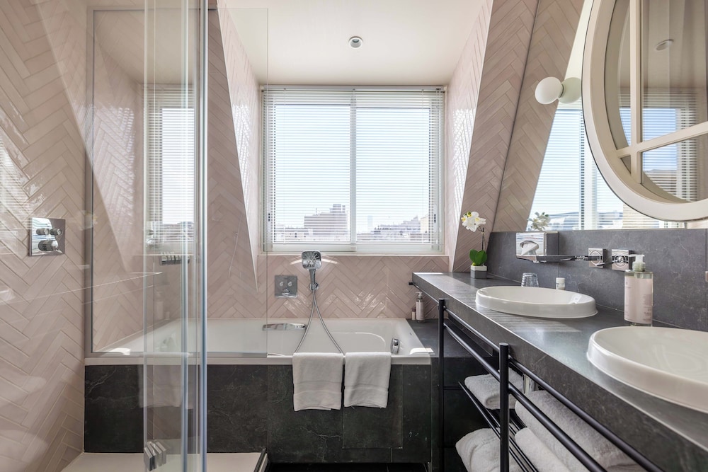 Habitación Privilegio con Terraza y Vista a la Torre Eiffel - Minibar soft de cortesía, bandeja de cortesía, Chromecast, prensa digital del hotel Astra Opéra - Astotel. Foto 4