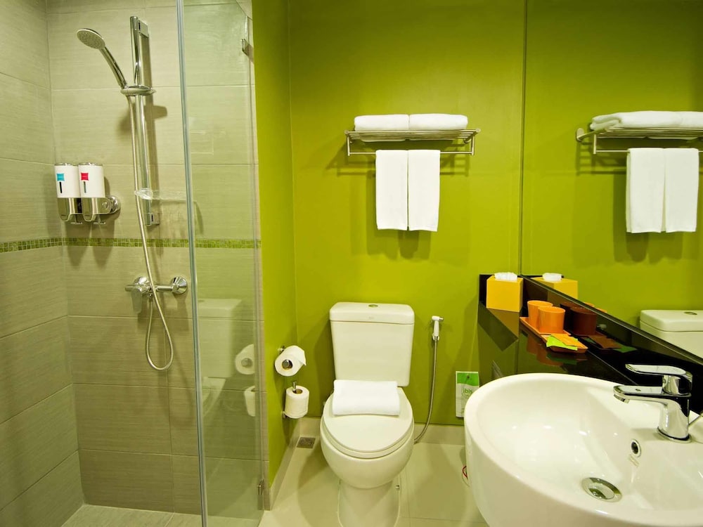 Habitación estándar con una cama doble del hotel Ibis Styles Krabi Ao Nang. Foto 4