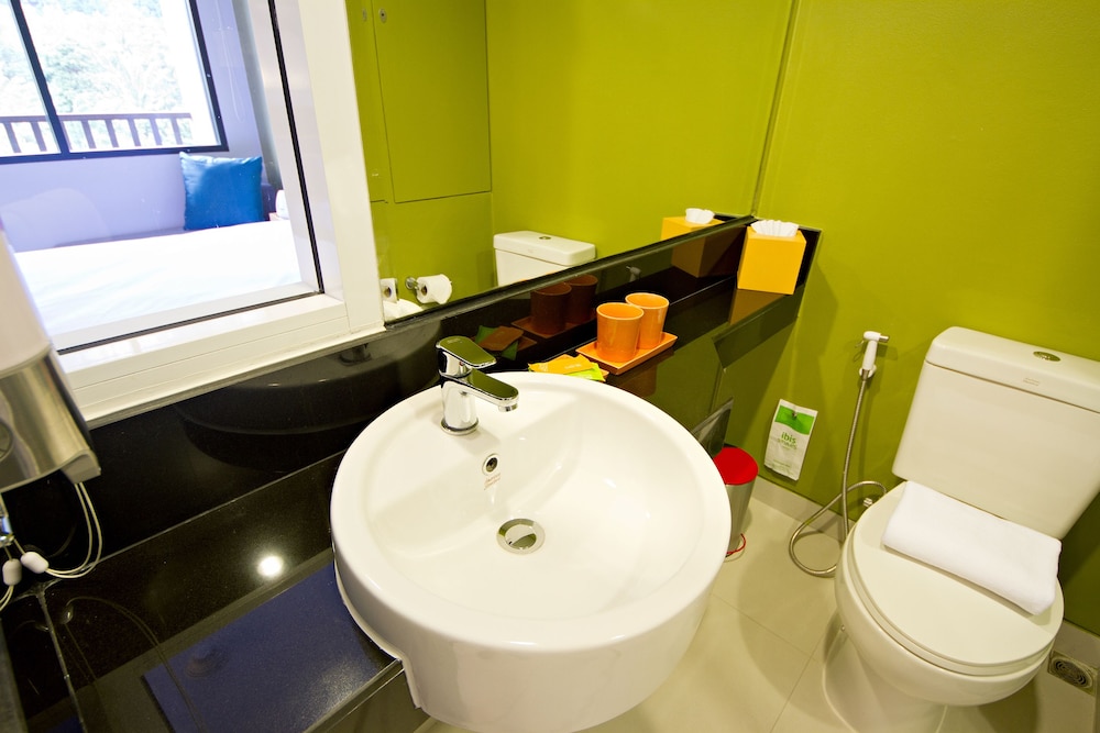 Habitación estándar con una cama doble del hotel Ibis Styles Krabi Ao Nang. Foto 7