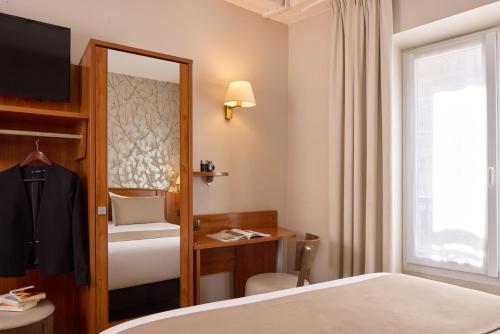 Habitación Triple del hotel Timhotel Le Louvre. Foto 7