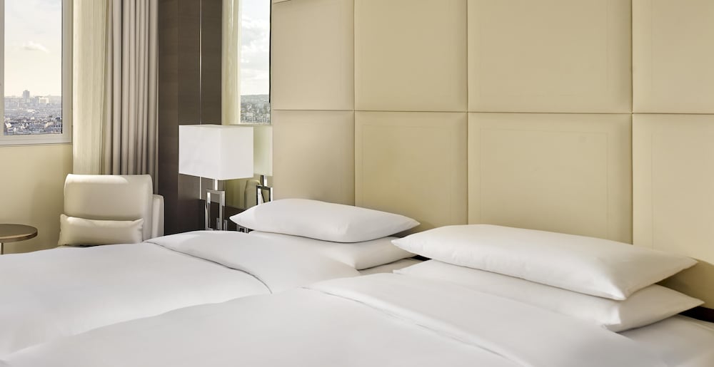 Habitación, 2 camas individuales del hotel Hyatt Regency Paris Etoile. Foto 1