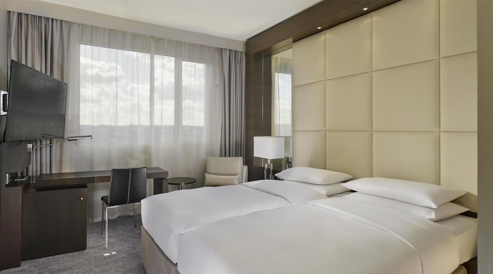 Habitación, 2 camas individuales del hotel Hyatt Regency Paris Etoile. Foto 2