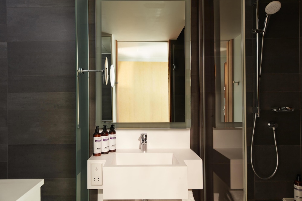 Habitación Deluxe, 1 cama de matrimonio grande del hotel Hyatt Regency Paris Etoile. Foto 7