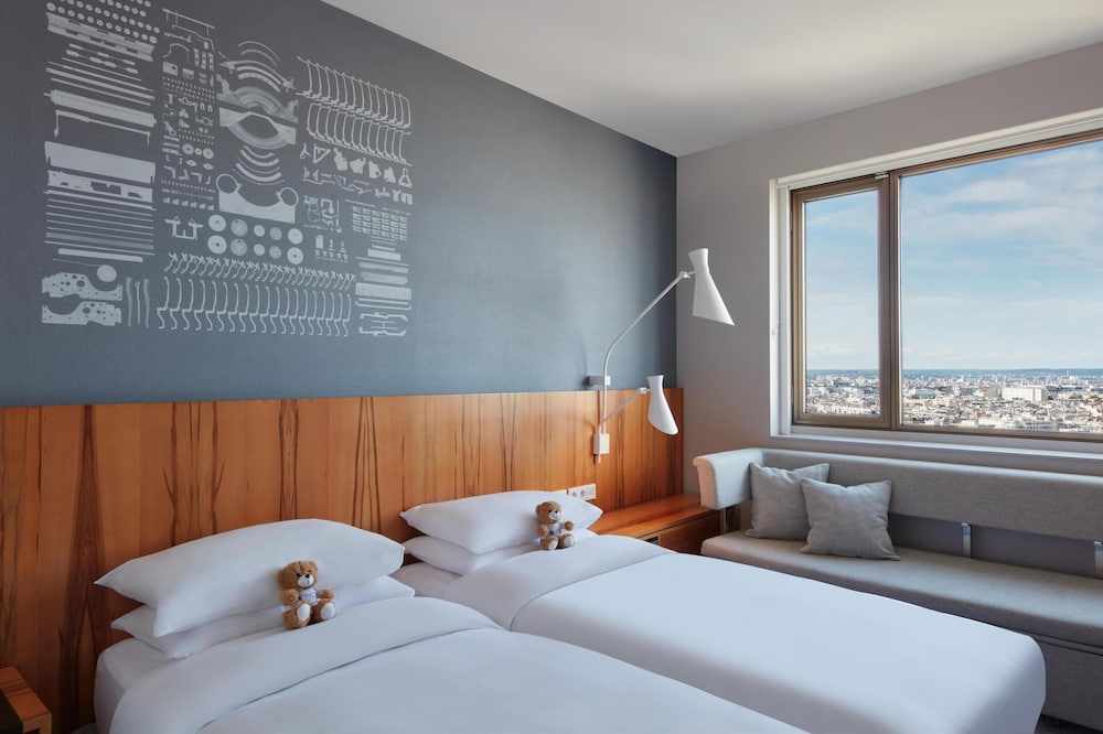 Habitación familiar (Con vista a la ciudad) del hotel Hyatt Regency Paris Etoile. Foto 1