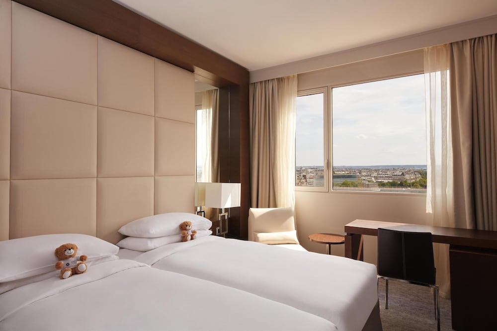 Habitación familiar, varias camas del hotel Hyatt Regency Paris Etoile. Foto 3