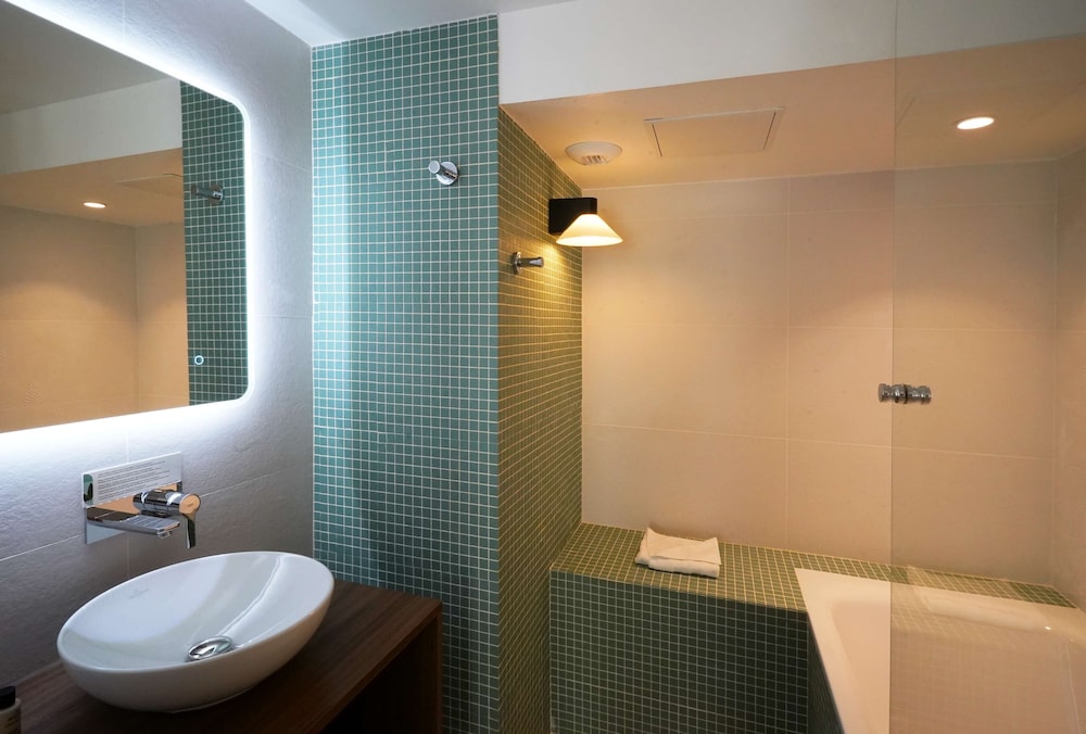 Habitación Deluxe, 1 cama de matrimonio grande, no fumadores, bañera del hotel Hotel Litteraire Arthur Rimbaud, BW Signature Collection. Foto 6