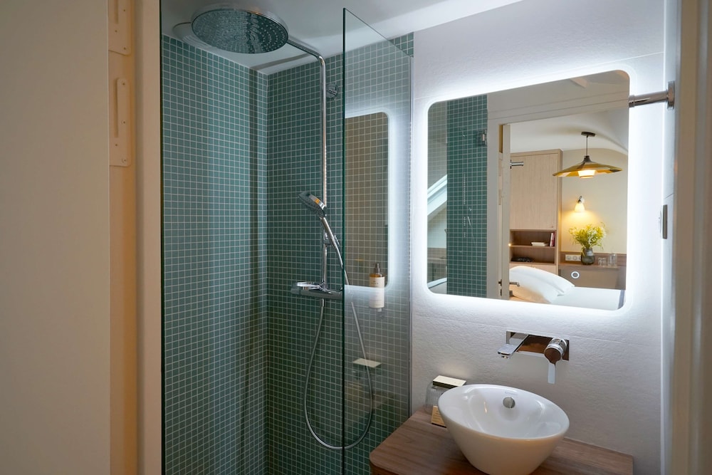 Habitación Confort, 1 cama de matrimonio, no fumadores del hotel Hotel Litteraire Arthur Rimbaud, BW Signature Collection. Foto 7