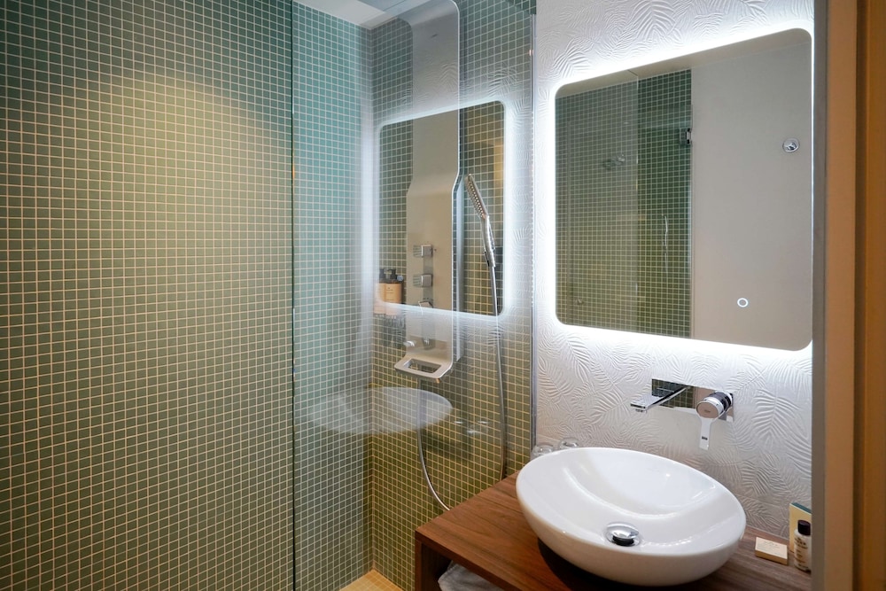 Suite junior, 1 cama de matrimonio, no fumadores (with Sofabed) del hotel Hotel Litteraire Arthur Rimbaud, BW Signature Collection. Foto 6