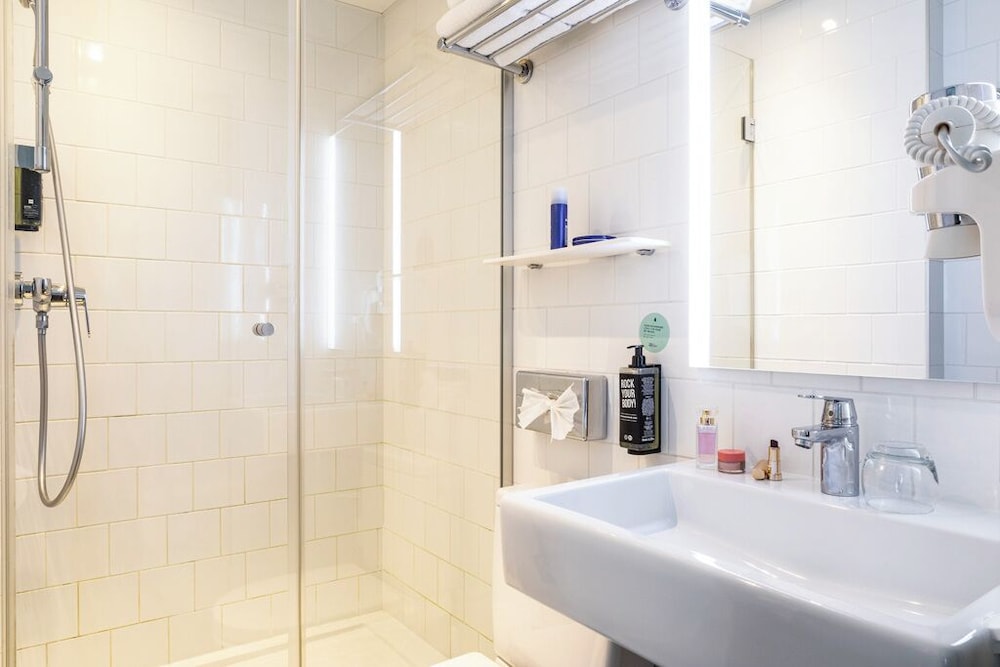 Habitación estándar, 2 camas individuales del hotel Ibis Styles Paris 15 Lecourbe. Foto 6