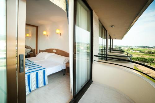 Habitación Doble Deluxe con Balcón del hotel Ría Mar. Foto 5
