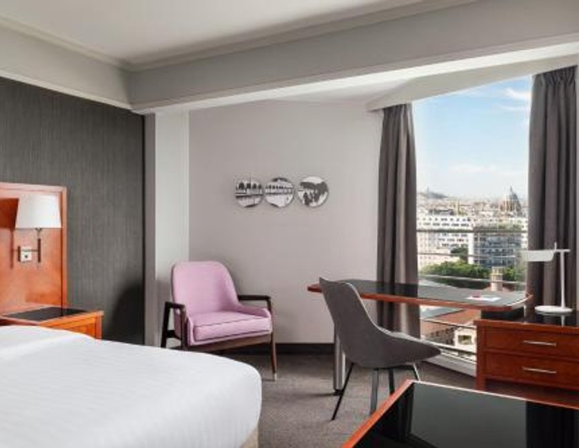 Habitación Deluxe King con vistas a la ciudad y cama King del hotel Paris Marriott Rive Gauche and Conference Center. Foto 1