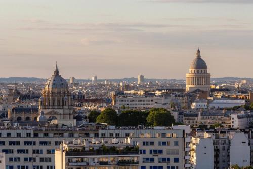 Habitación Deluxe Twin con vistas a la ciudad y 2 camas individuales del hotel Paris Marriott Rive Gauche and Conference Center. Foto 4