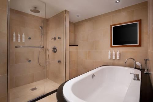 Suite Hemingway con wifi - 1 cama extragrande del hotel Paris Marriott Rive Gauche and Conference Center. Foto 4