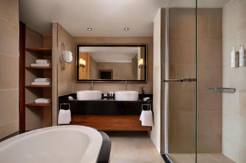 Suite Hemingway con wifi - 1 cama extragrande del hotel Paris Marriott Rive Gauche and Conference Center. Foto 5