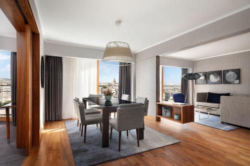 Suite Champagne de 1 dormitorio del hotel Paris Marriott Rive Gauche and Conference Center