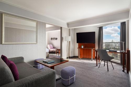 Suite Junior con cama extragrande del hotel Paris Marriott Rive Gauche and Conference Center