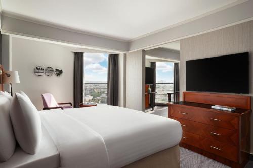 Suite Junior con cama extragrande del hotel Paris Marriott Rive Gauche and Conference Center. Foto 1