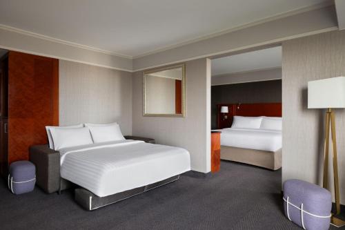 Suite Junior con cama extragrande del hotel Paris Marriott Rive Gauche and Conference Center. Foto 2