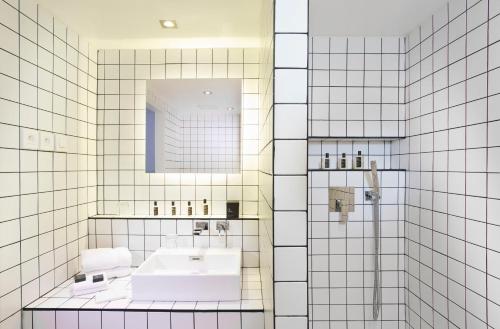 Habitación Doble Superior del hotel La Maison Champs Elysées. Foto 4
