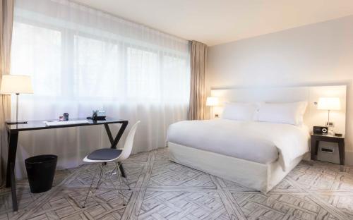 Habitación Doble Deluxe del hotel La Maison Champs Elysées. Foto 2