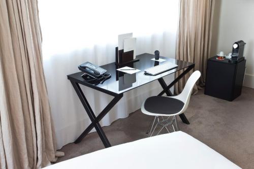 Habitación Doble Deluxe del hotel La Maison Champs Elysées. Foto 3