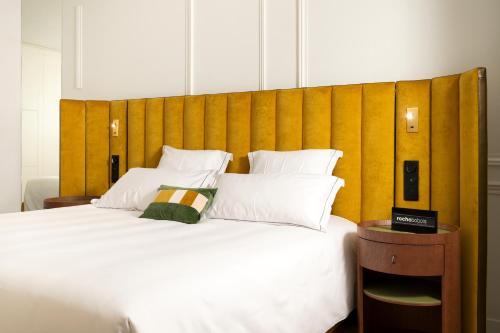 Suite con cama extragrande del hotel La Maison Champs Elysées. Foto 1
