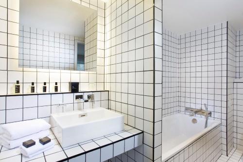 Suite Junior del hotel La Maison Champs Elysées. Foto 1