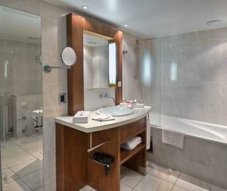 Habitación Doble Deluxe del hotel La Maison Champs Elysées. Foto 6