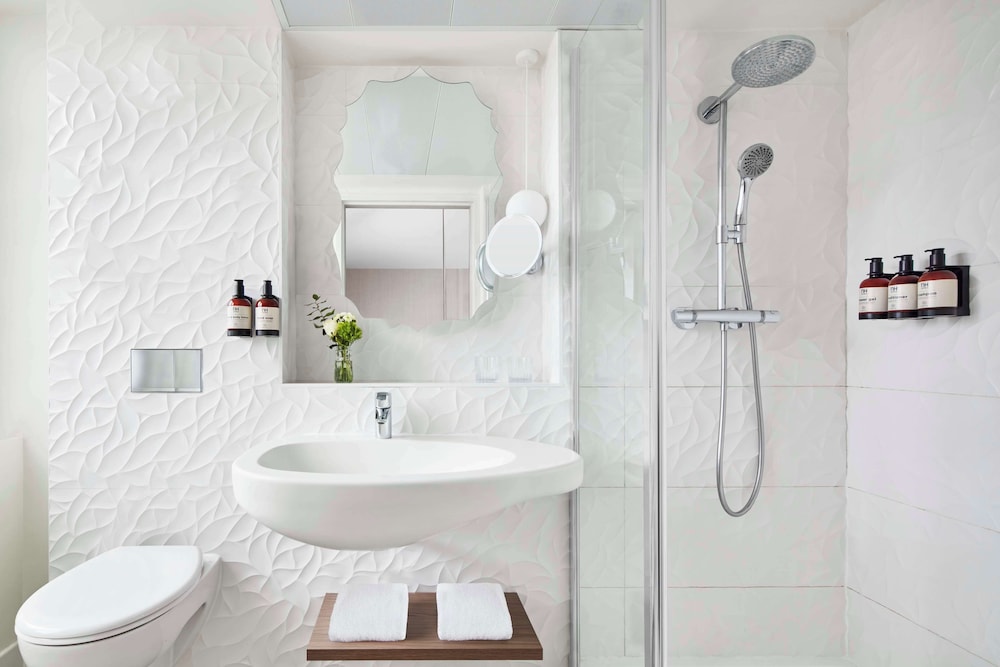 Habitación superior con balcón (Vista) del hotel NH Paris Gare de l'Est. Foto 5