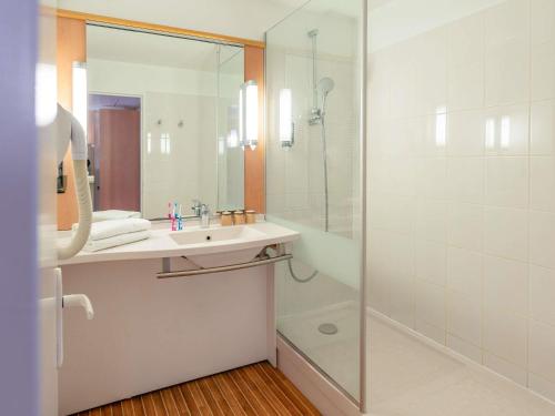 Habitación con 1 cama doble y 2 individuales del hotel IBIS PARIS 17 CLICHY BATIGNOLLES