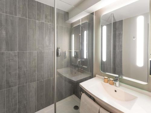 Habitación con 2 camas individuales del hotel IBIS PARIS 17 CLICHY BATIGNOLLES. Foto 12