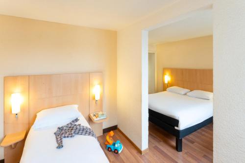 Habitación Estándar - 1 cama doble y 1 individual del hotel IBIS PARIS 17 CLICHY BATIGNOLLES. Foto 7