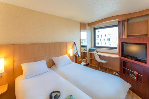 Habitación con 2 camas individuales del hotel IBIS PARIS 17 CLICHY BATIGNOLLES. Foto 15