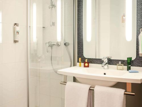 Habitación Doble del hotel IBIS PARIS 17 CLICHY BATIGNOLLES. Foto 6