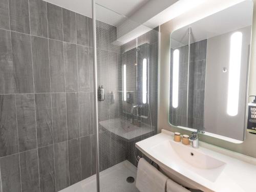 Habitación Doble del hotel IBIS PARIS 17 CLICHY BATIGNOLLES. Foto 10