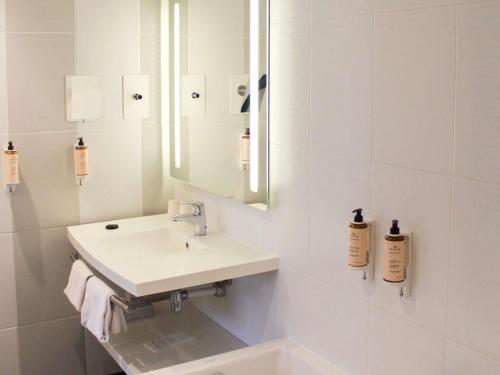 Suite Familiar con 1 cama extragrande y 1 sofá cama - Planta superior del hotel Hotel Mercure París Puerta de Versalles Exposición. Foto 2
