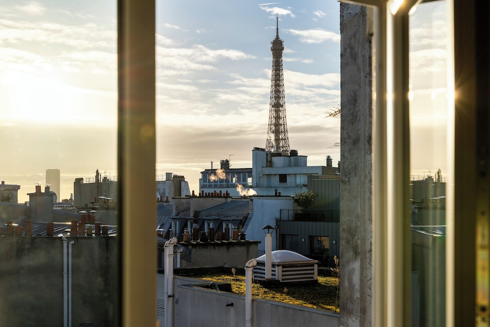 Habitación con vista a la Torre Eiffel del hotel L'Ormaie & Spa