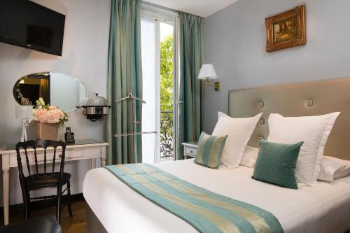 Habitación Triple Executive del hotel Plaza Elysées