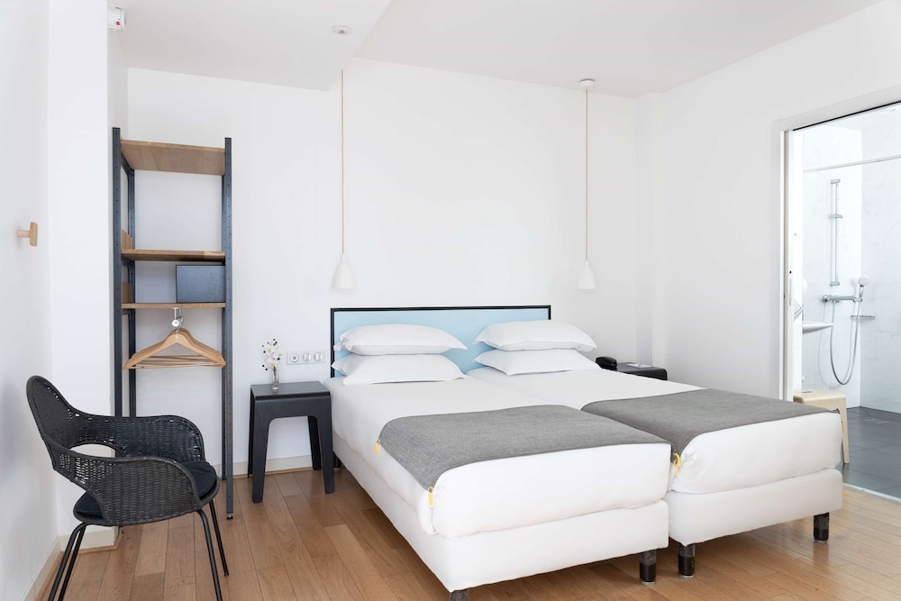 Habitaciones Comunicadas (2 habitaciones) - Minibar soft de cortesía, Chromecast, Prensa digital del hotel Palm - Astotel. Foto 1