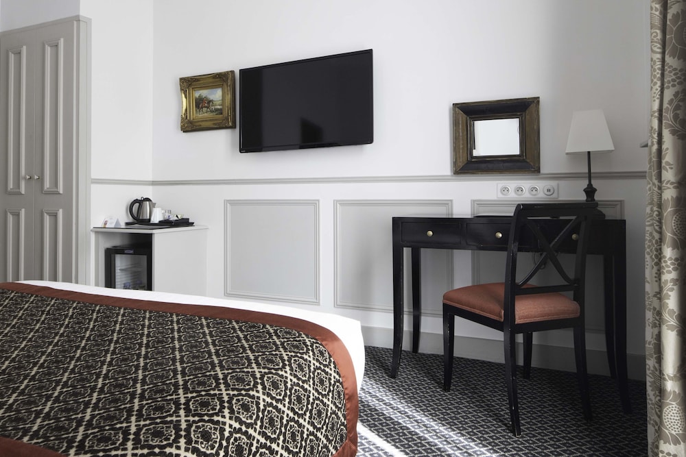 Habitación Simple - Minibar soft de cortesía, bandeja con tés y cafés, Chromecast, Prensa digital del hotel Bradford Elysées. Foto 1